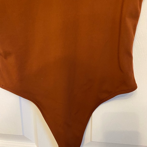 Aritzia Babaton Contour Deep V-Neck Tank Bodysuit Rusty Burnt Orange Medium - Picture 3 of 8
